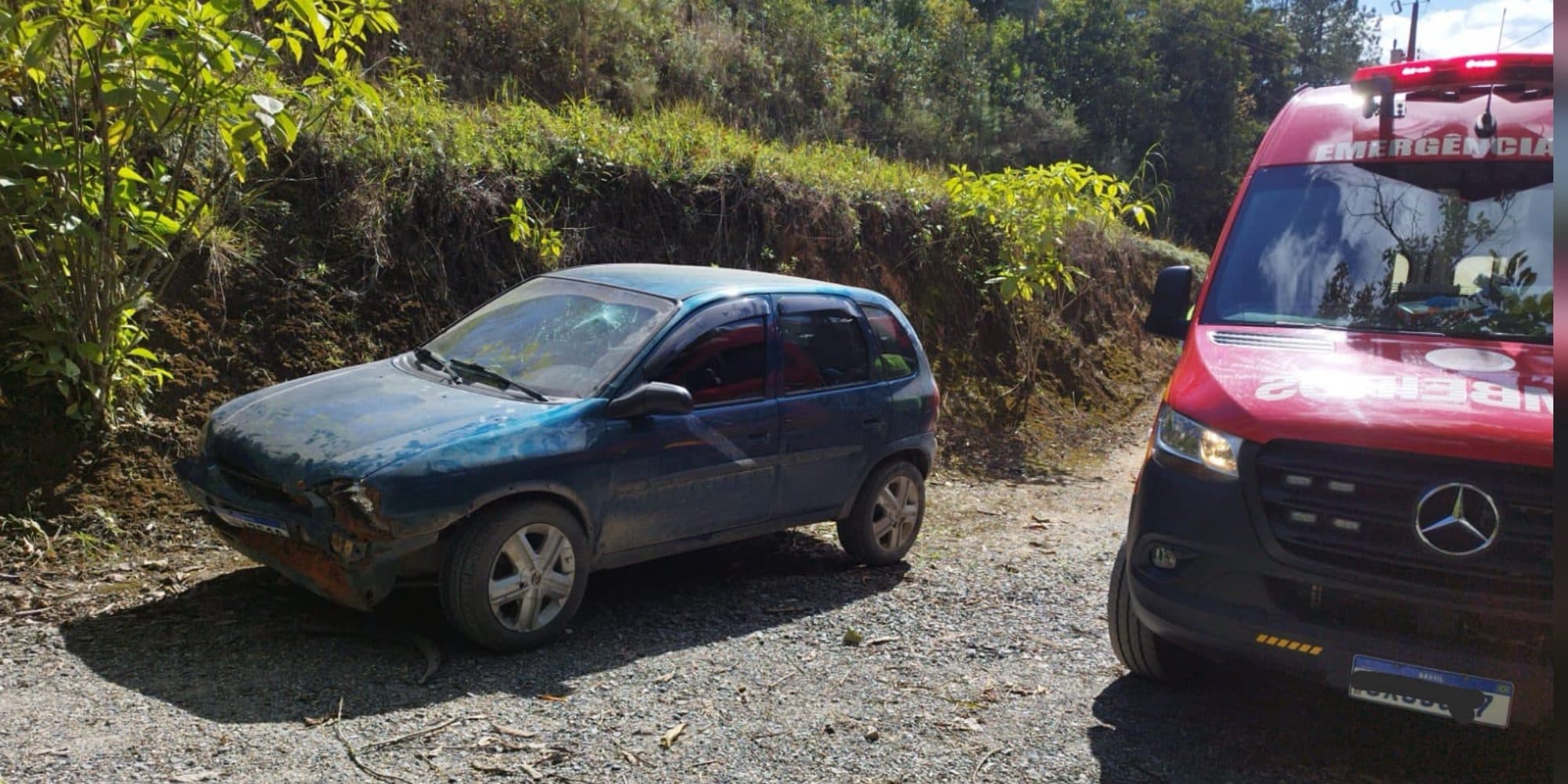 Motorista bate carro em barranco e é socorrida com ferimentos