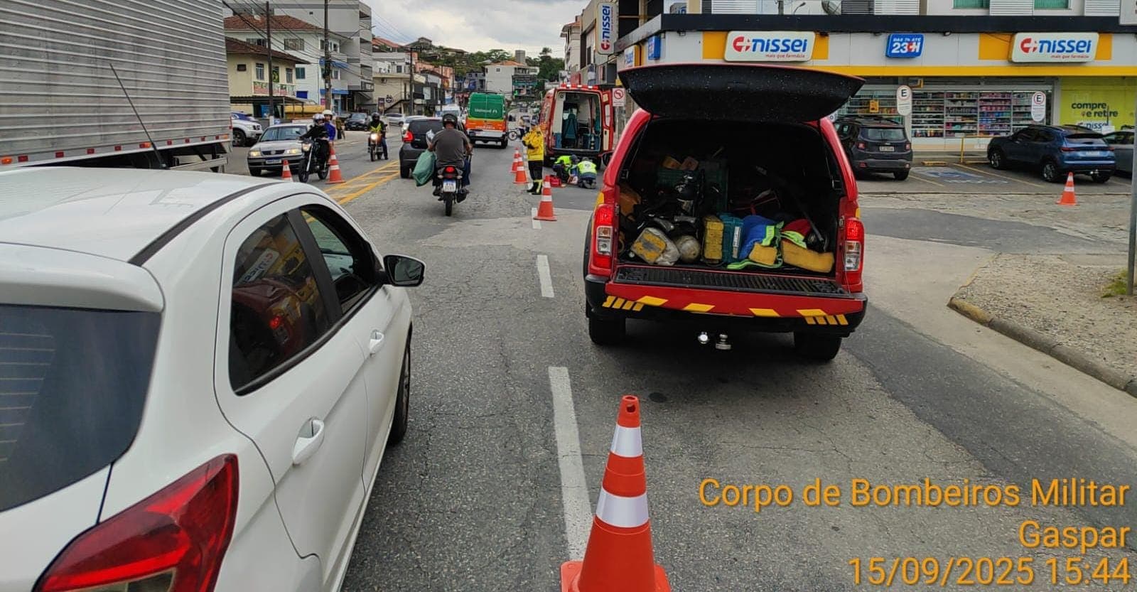Adolescente é arremessada no asfalto após colisão entre carro e bicicleta elétrica em Gaspar