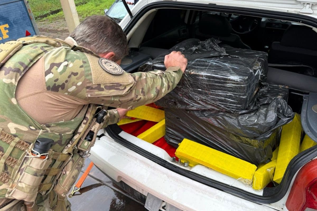 PRF apreende carro com 200 kg de drogas transportado em caminhão-guincho na BR-282