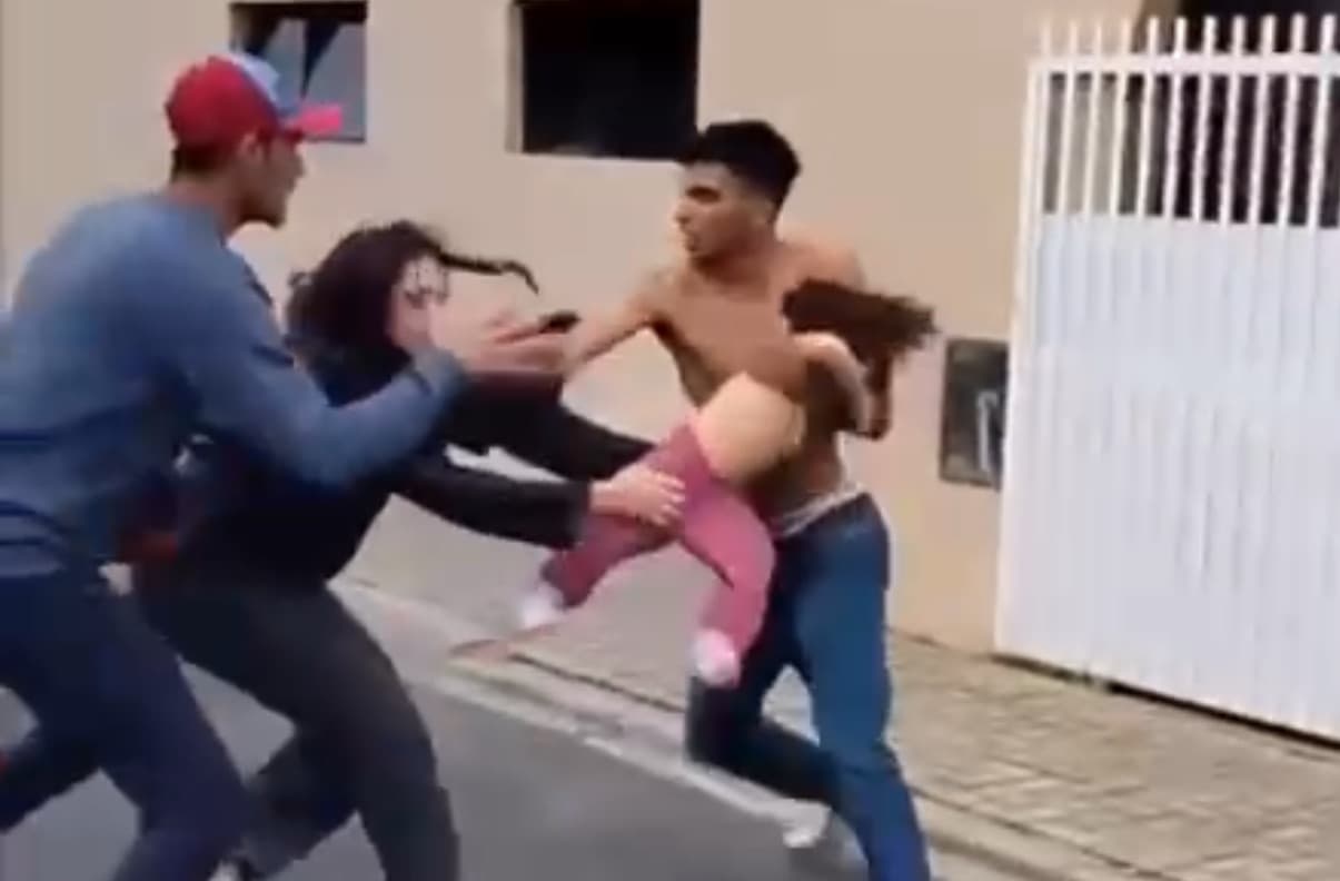 Vídeo chocante mostra criança de 2 anos sendo puxada à força durante briga familiar em SC