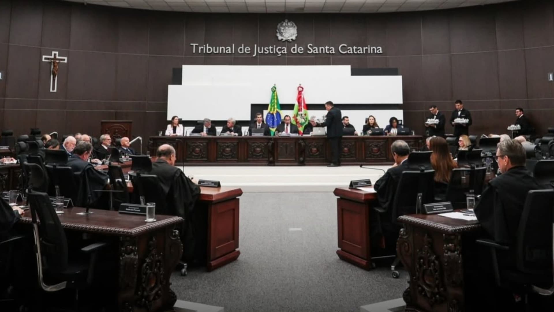Acidente grave entre dois caminhões mobiliza helicóptero Arcanjo na BR-470