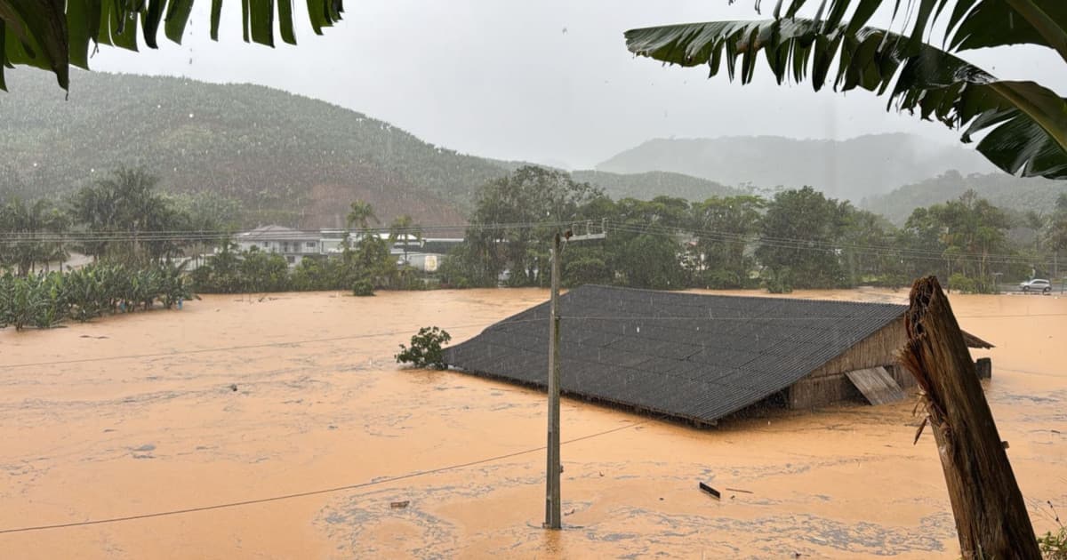 URGENTE: Chuva volumosa coloca cidade de SC debaixo dӇgua e moradores pedem ajuda