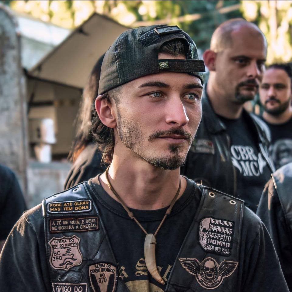 Tragédia na madrugada: jovem motociclista morre após bater contra árvore em Chapecó