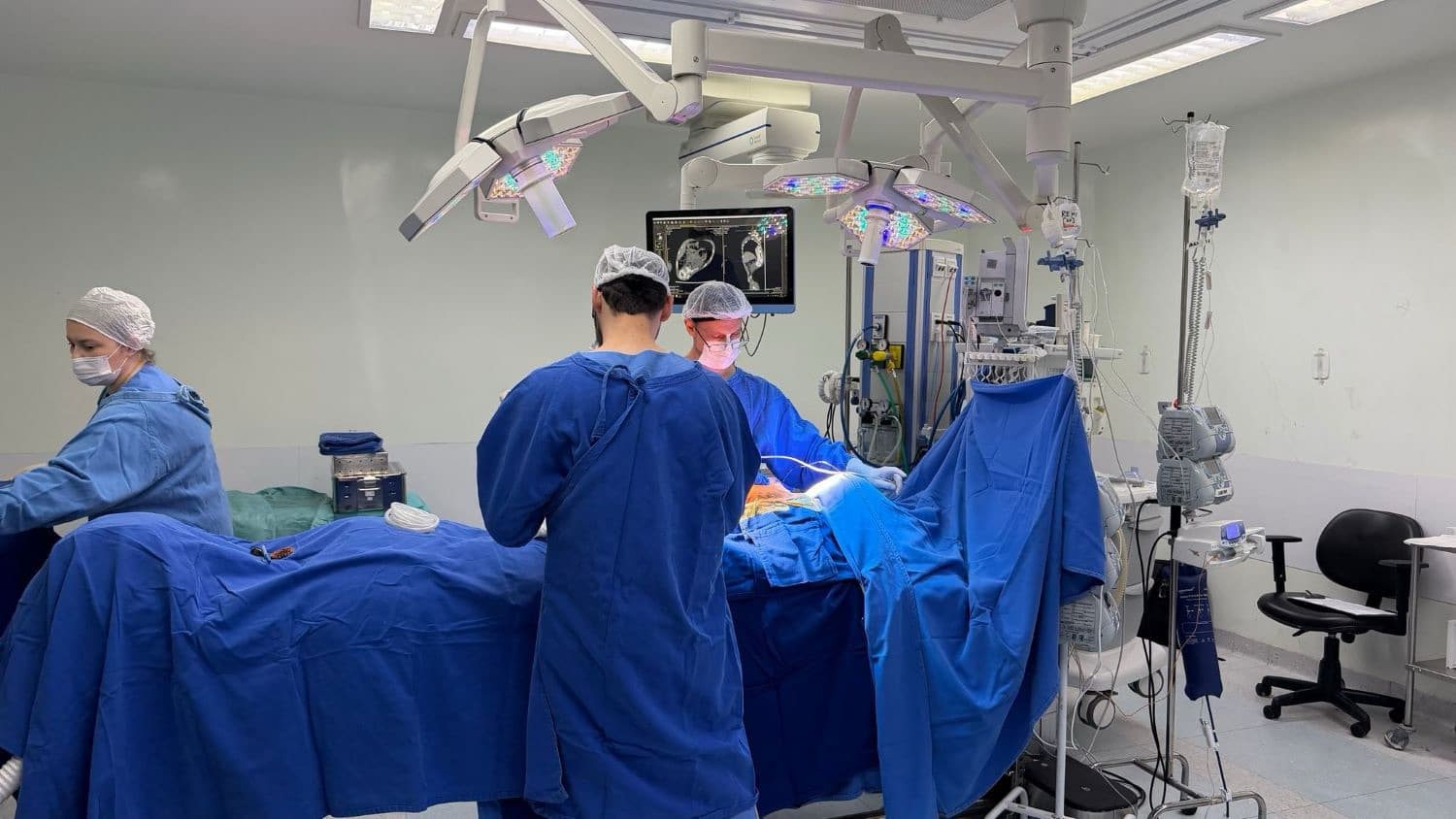 Cirurgia rara devolve esperança de movimento a menina de 9 anos em hospital público de Florianópolis