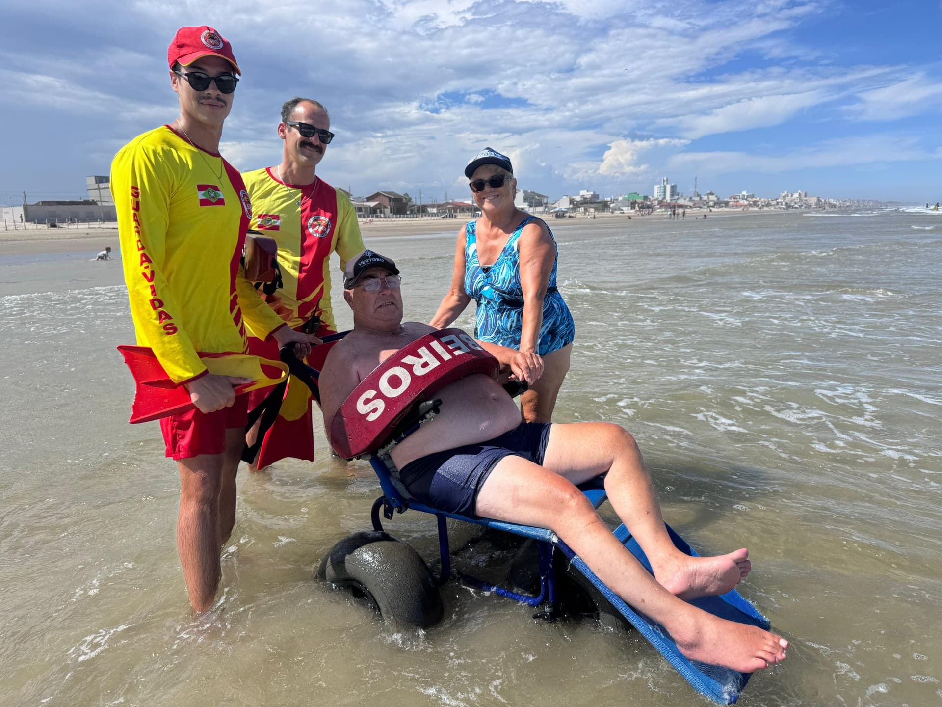 “Ele sempre amou o mar”: após AVC, homem de 67 anos volta a sentir o mar com ajuda de guarda-vidas
