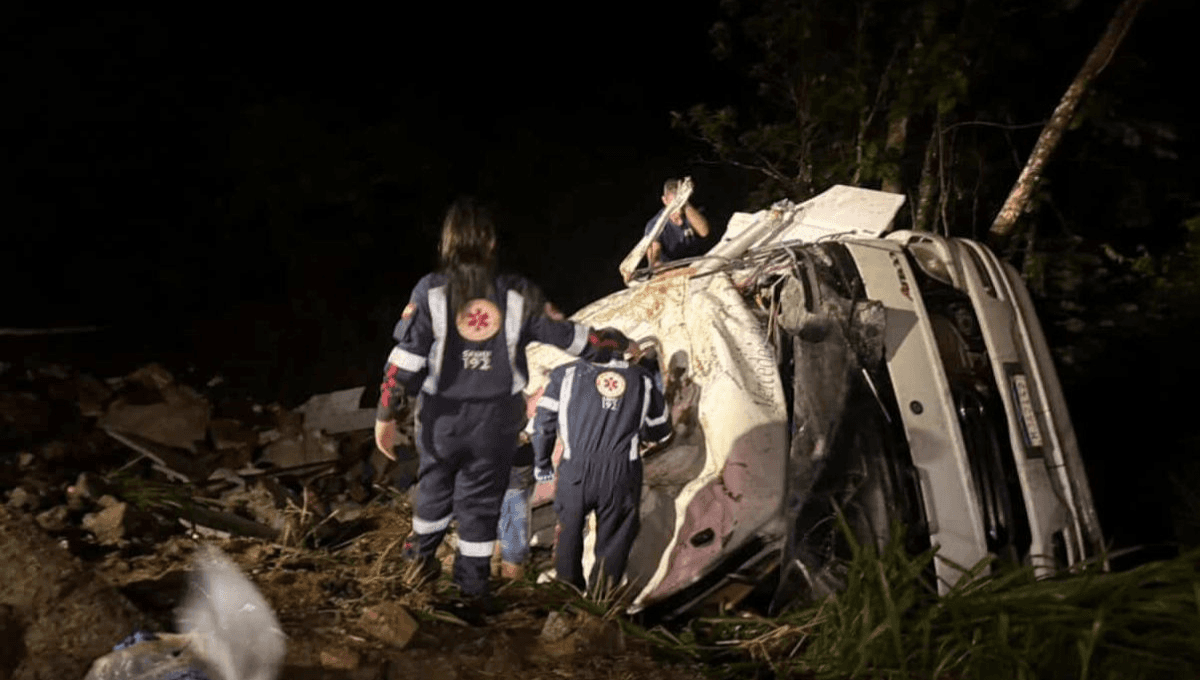 Caminhão despenca em ribanceira na BR-282 e motorista fica preso às ferragens em SC