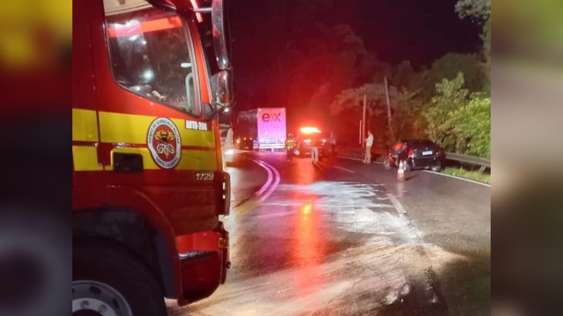 Colisão frontal na BR-470 deixa jovem preso às ferragens e gestante ferida