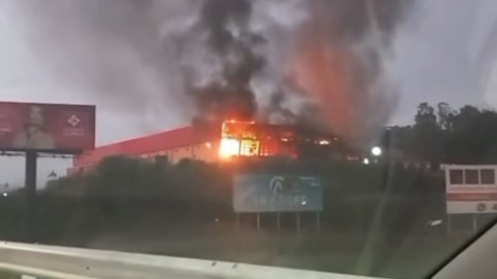 Urgente: incêndio de grandes proporções atinge empresa em Brusque