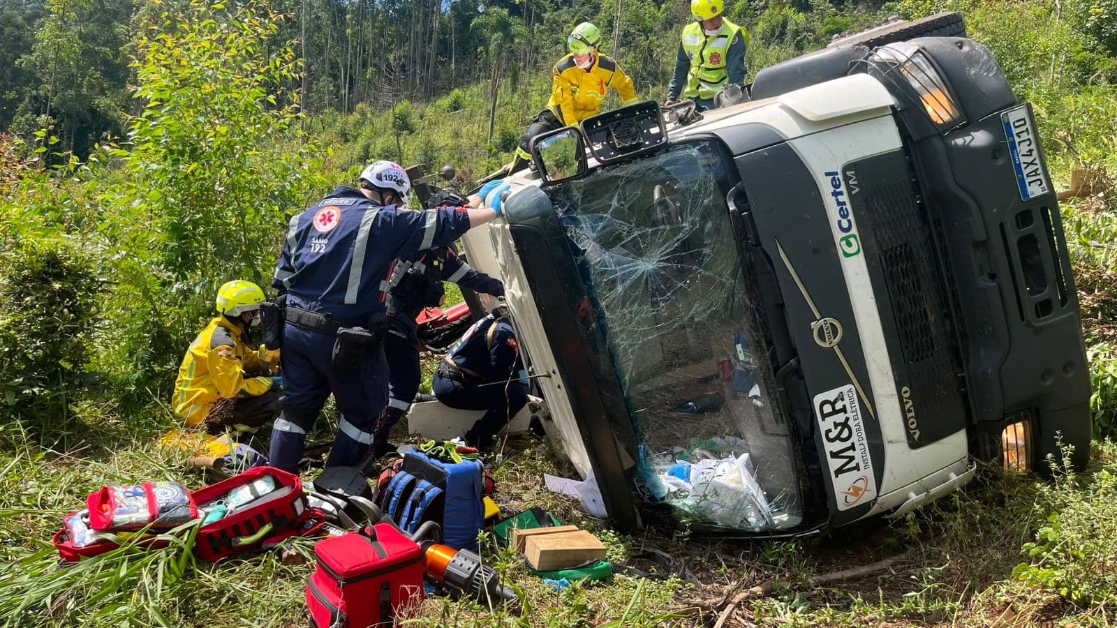 Caminhão sai da pista e despenca em ribanceira, deixando quatro feridos