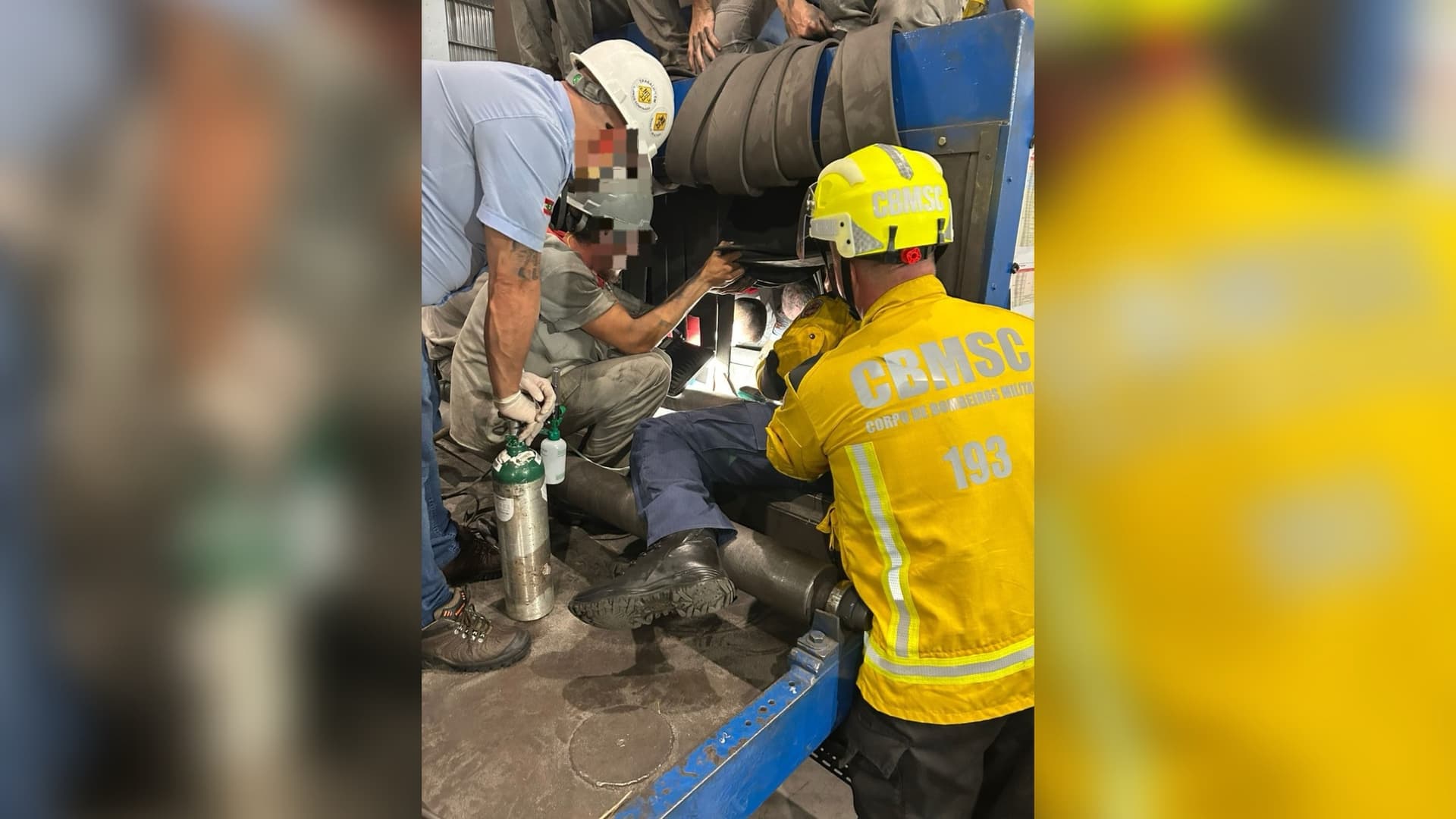 Trabalhador escorrega durante manutenção e fica com o pé preso em máquina industrial