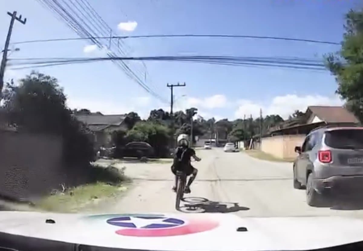 Com bicicleta motorizada, jovem ignora PMSC e tenta fugir pelas ruas de Joinville