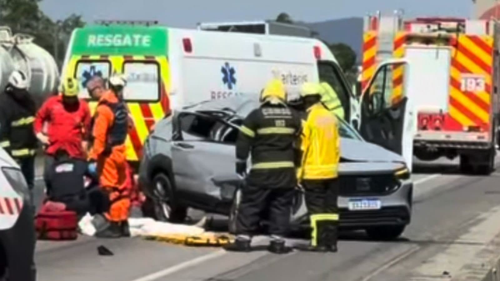 Grave acidente entre carro e carreta trava a BR-101 em Balneário Piçarras
