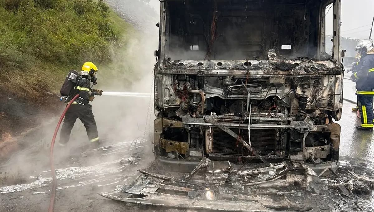Carreta carregada com produto químico pega fogo e mobiliza bombeiros em SC
