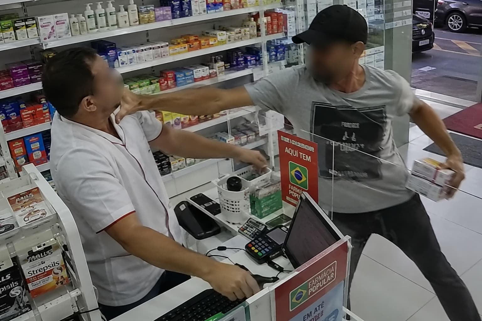 Homem simula pagamento via PIX antes de roubar farmácia em SC