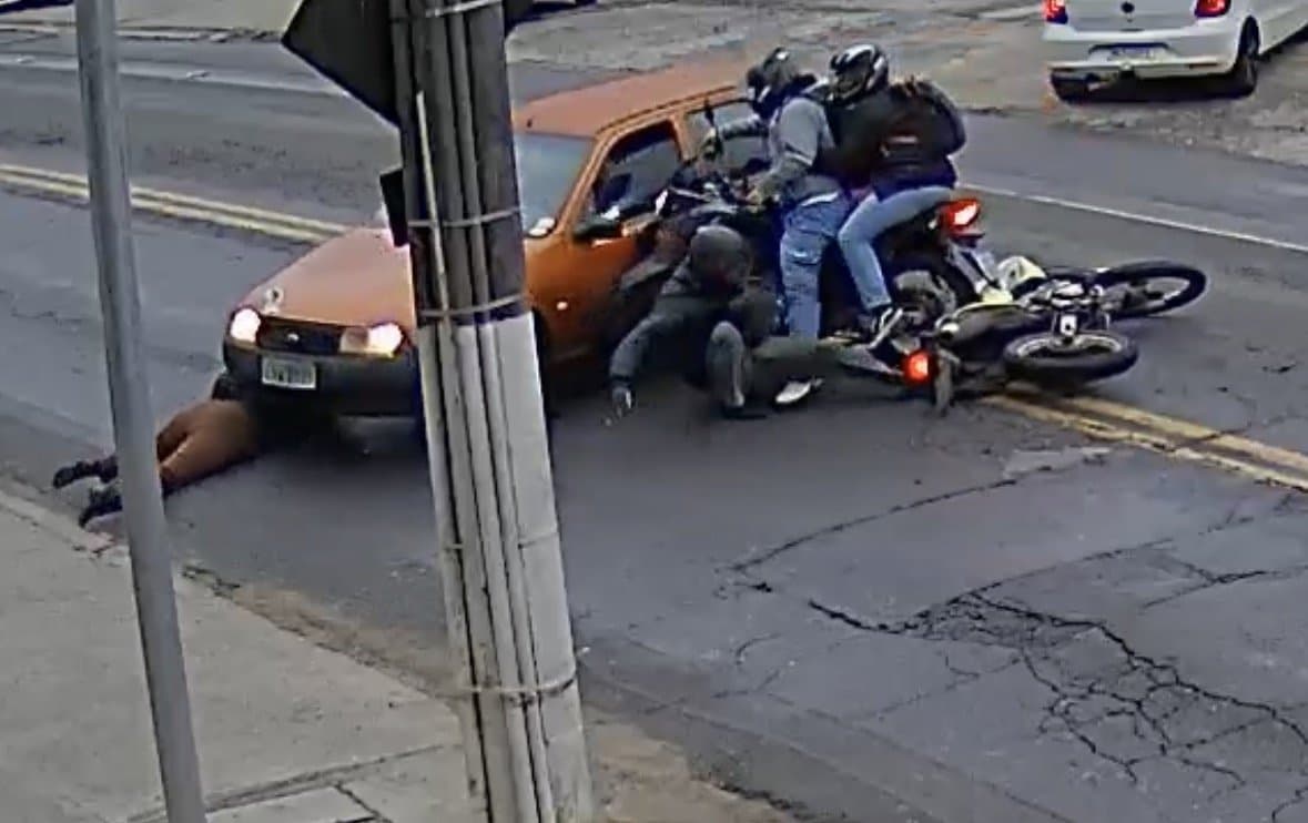 Motorista corta pista, atinge duas motos e passa por cima de motociclista em Blumenau; VÍDEO