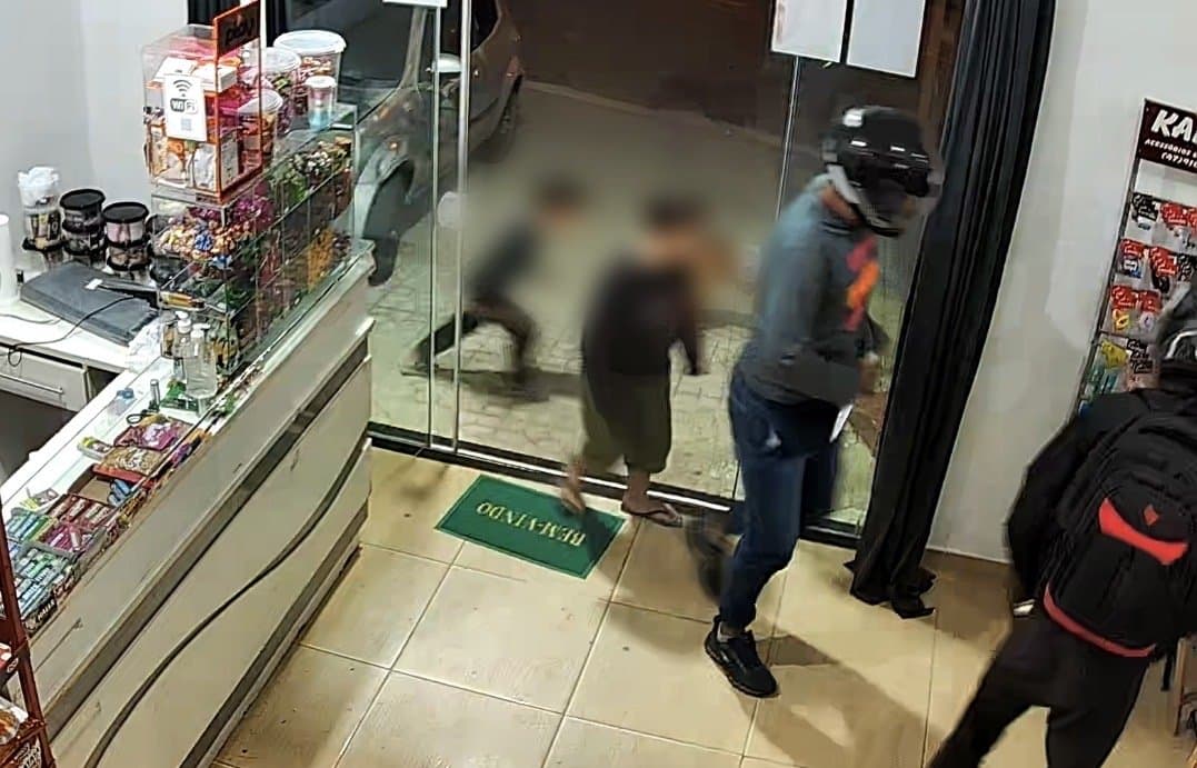 “Traumatizado”: criança entra em pânico ao se ver no meio de assalto em mercadinho de SC