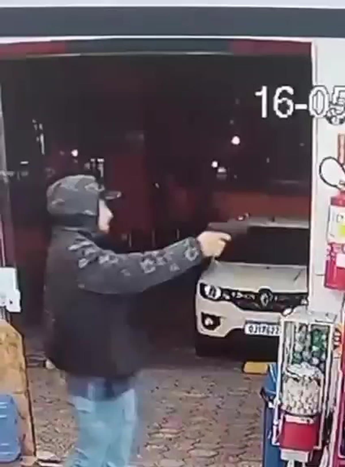 “Põe na conta do crime”: dupla armada debocha em assalto a supermercado na Praia da Enseada