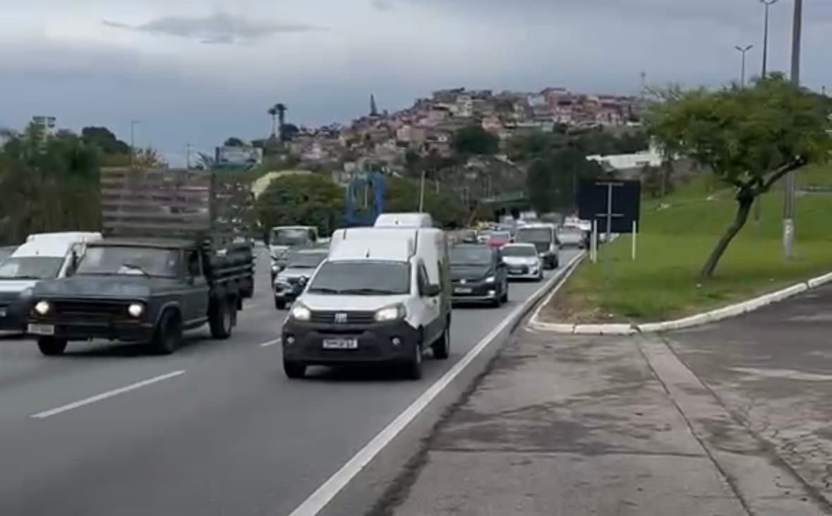 Trânsito intenso provoca lentidão na Via Expressa em direção à Ilha de Florianópolis