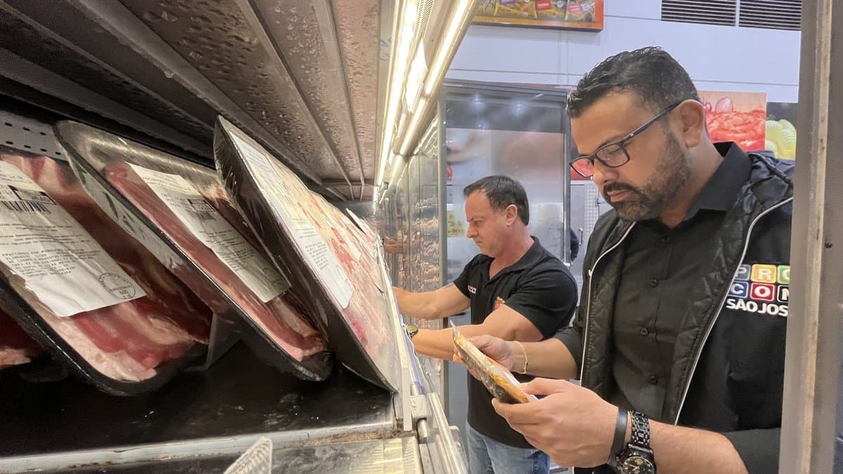 Procon flagra carnes estragadas misturadas com boas em atacadista na Grande Florianópolis