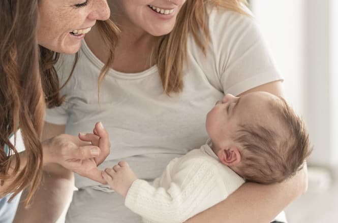 Após inseminação caseira, Justiça reconhece duas mães em certidão de criança de Joinville