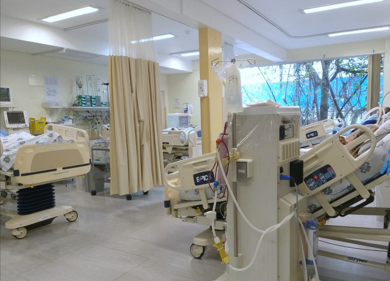 Criança de 2 anos é internada com lesões no tórax, costas e cabeça em SC: “caiu no banho”, diz mãe