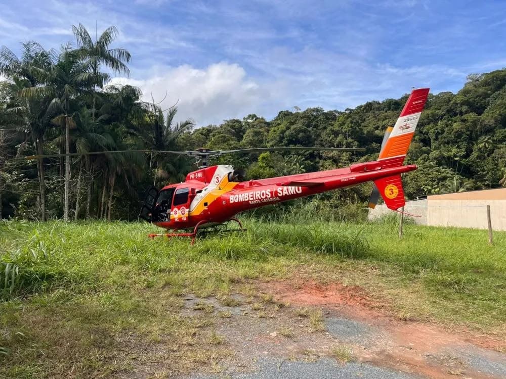Idosa de 79 anos tem as duas mãos amputadas após ser atropelada por caminhão do lixo em Blumenau