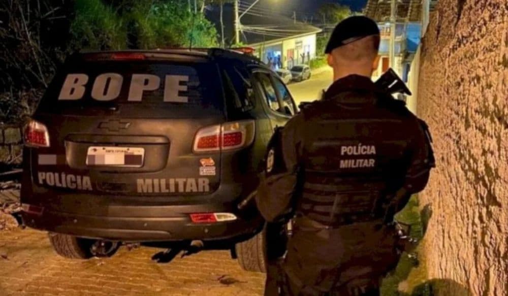 “Papo de estampa de camisa”: traficante é baleado e escapa com vida ao confrontar o BOPE em São José