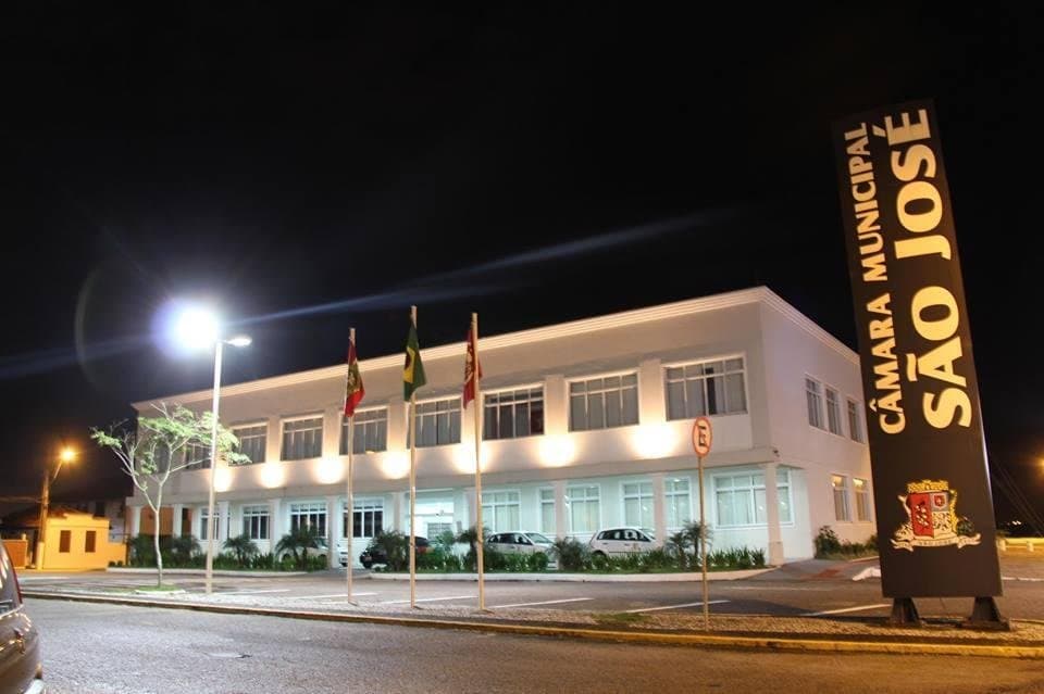 Com salário de R$ 17,3 mil, vereadores de São José aprovam vale-alimentação de R$ 2,7 mil
