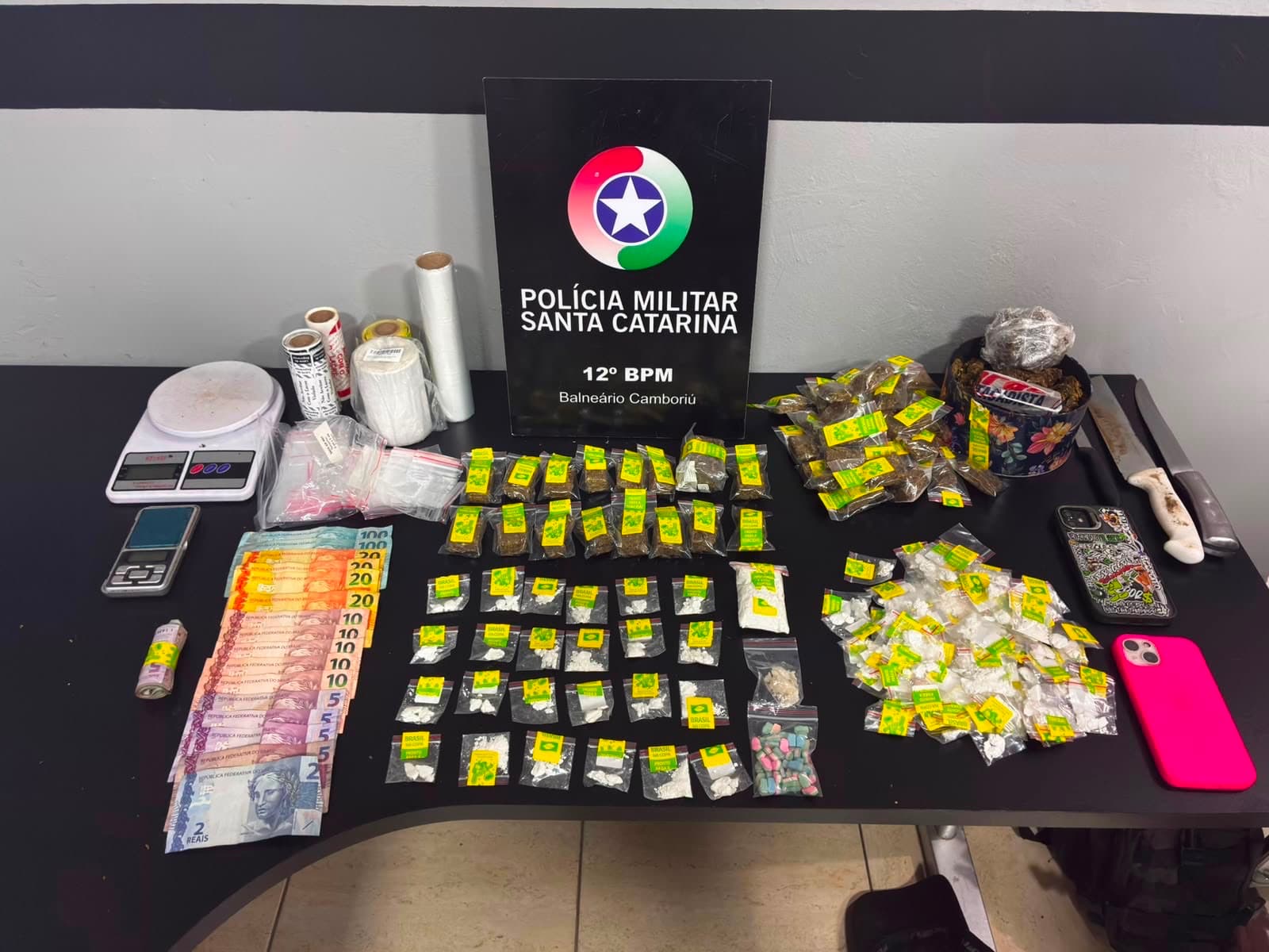 Casal é preso com cocaína, maconha e ecstasy após denúncia de tráfico em Balneário Camboriú