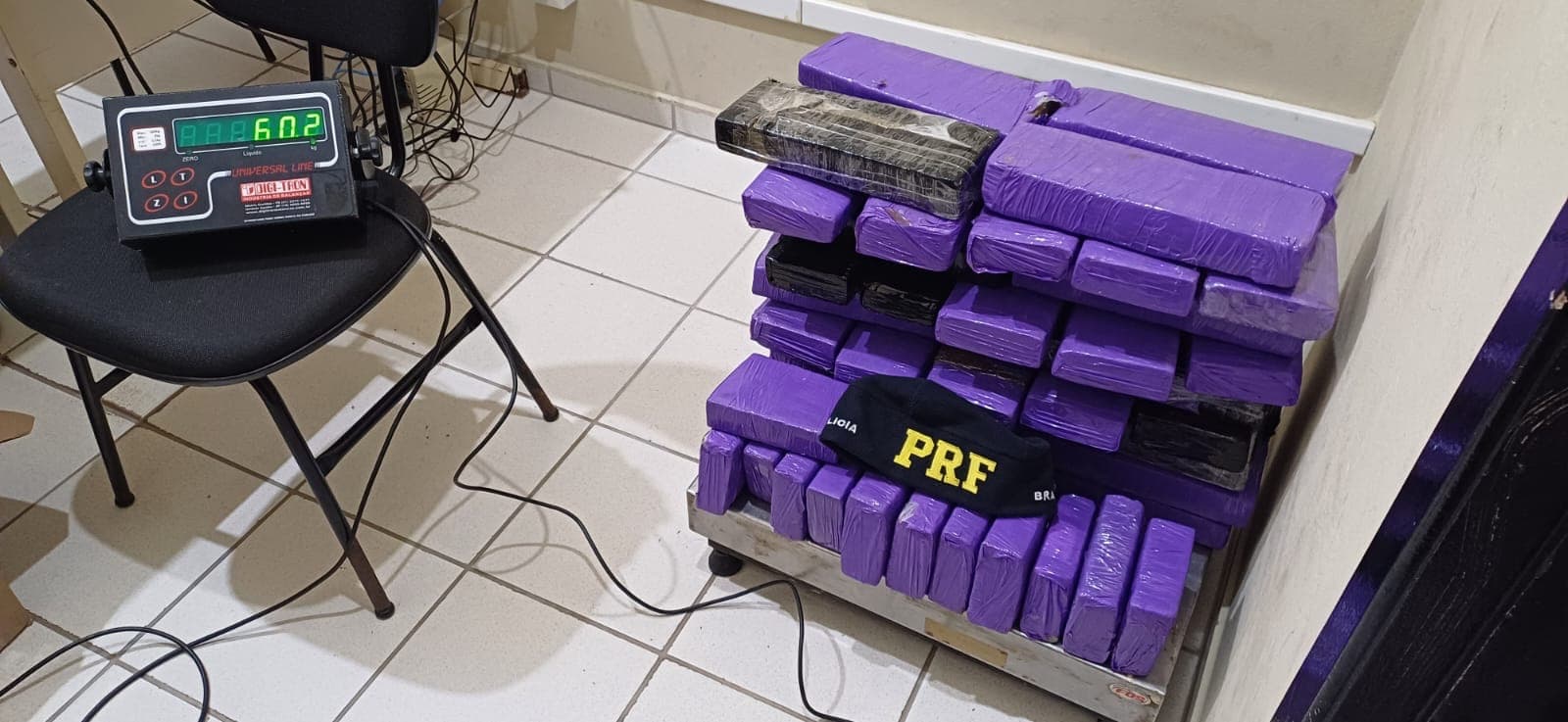 PRF apreende 60 quilos de maconha e prende motorista na BR-101 em Joinville