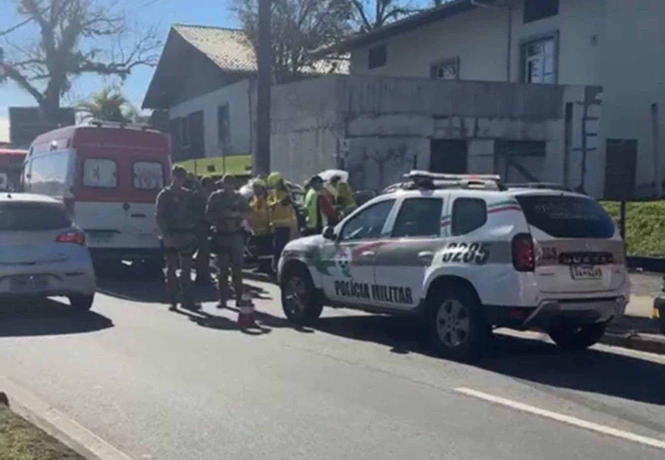 Jovem perde controle do carro, colide com poste e morre na hora em Blumenau