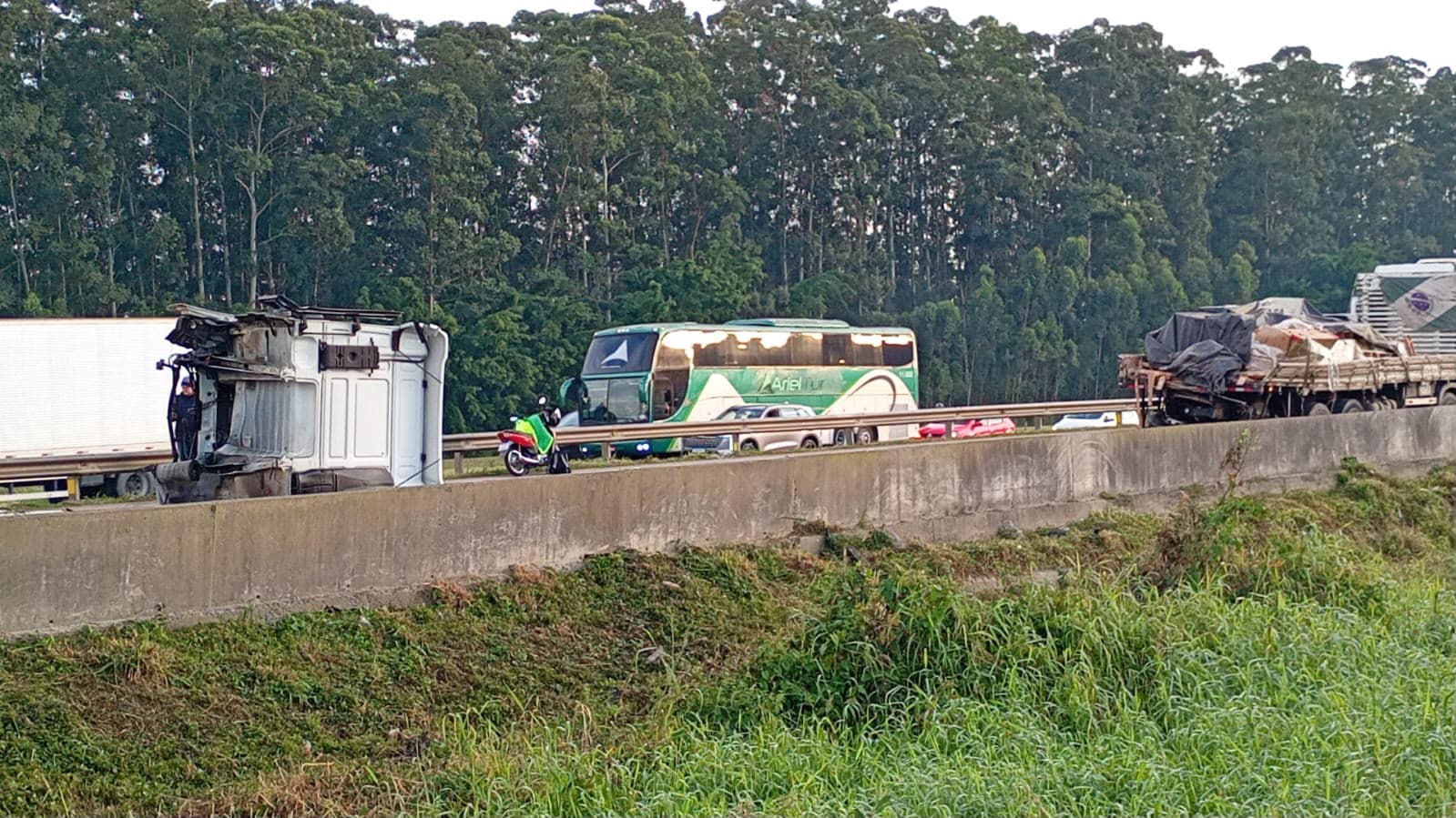 Caminhão tomba na BR-101 em Tijucas, interdita a pista sentido Norte e trava o trânsito na região