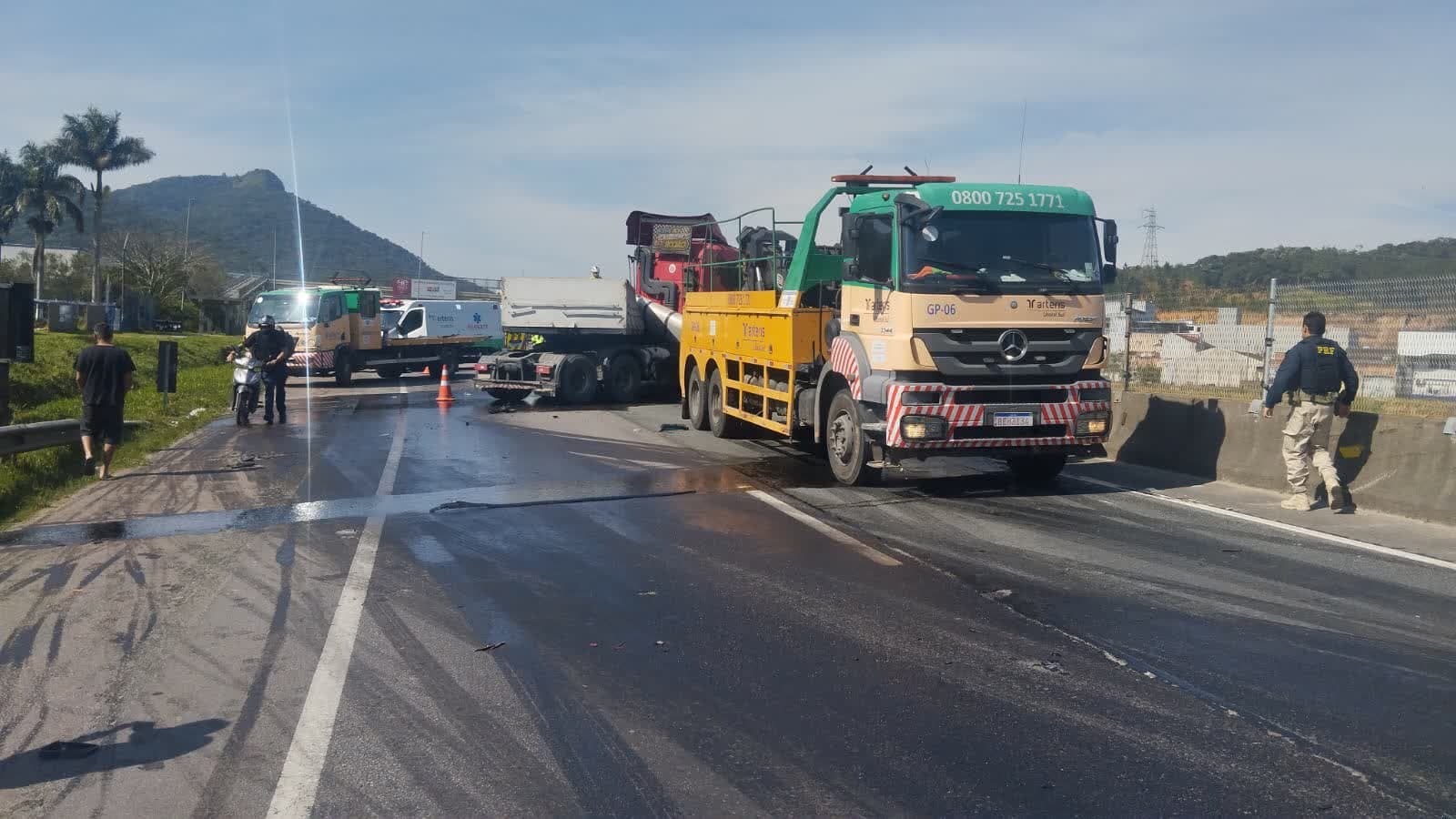 Carreta atinge mureta e interdita totalmente a BR-101 em Itajaí; filas se formam nos dois sentidos