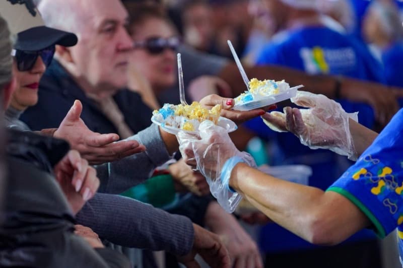 Balneário Camboriú comemora 62 anos com distribuição gratuita de bolos de 62 e 20 metros