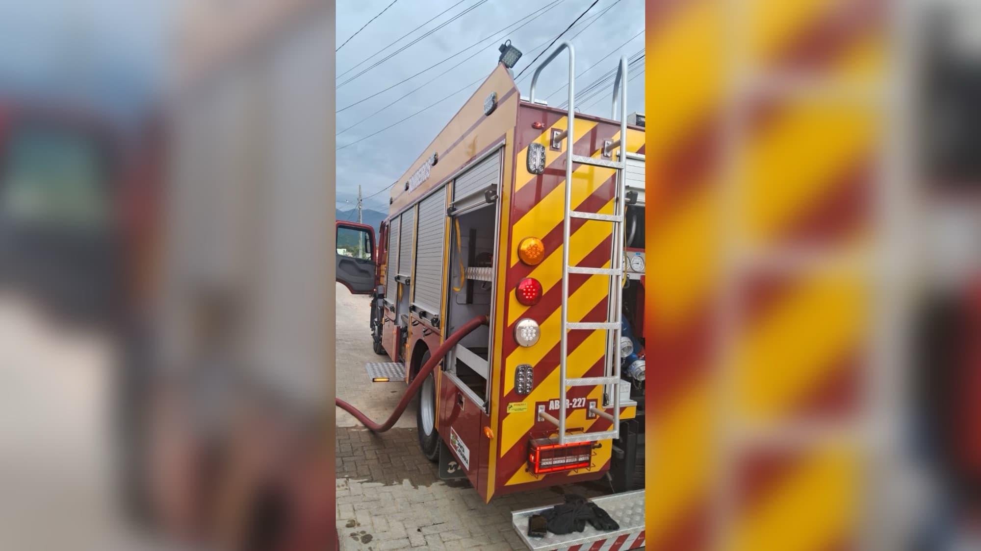 Incêndio atinge residência e bombeiros evitam que fogo se espalhe para casas vizinhas em Palhoça