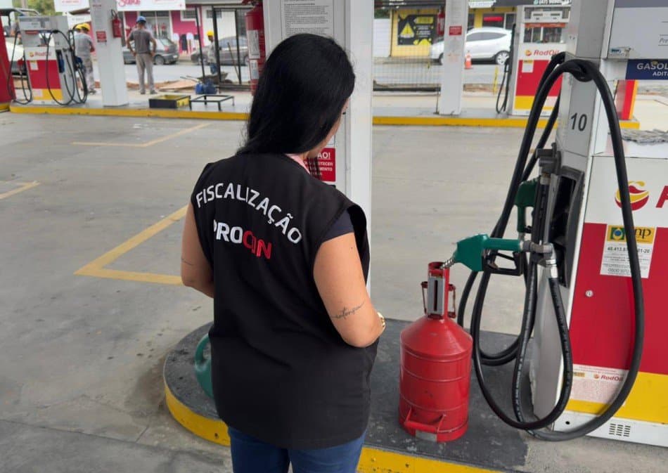 Fiscal do Procon de Blumenau afere bomba de combustivel em posto da cidade