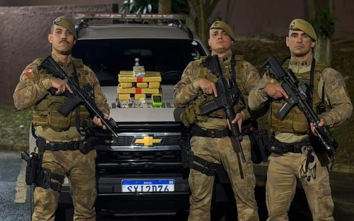 “O que vai falar para o chefe?”: criminoso abandona biqueira com quase 13kg de maconha ao ver a PMSC
