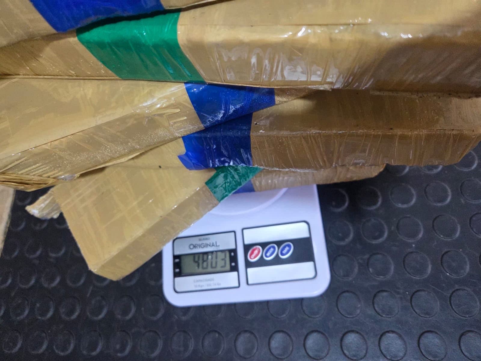 Coletores encontram caixa com 4,8 kg de maconha no lixo em Camboriú