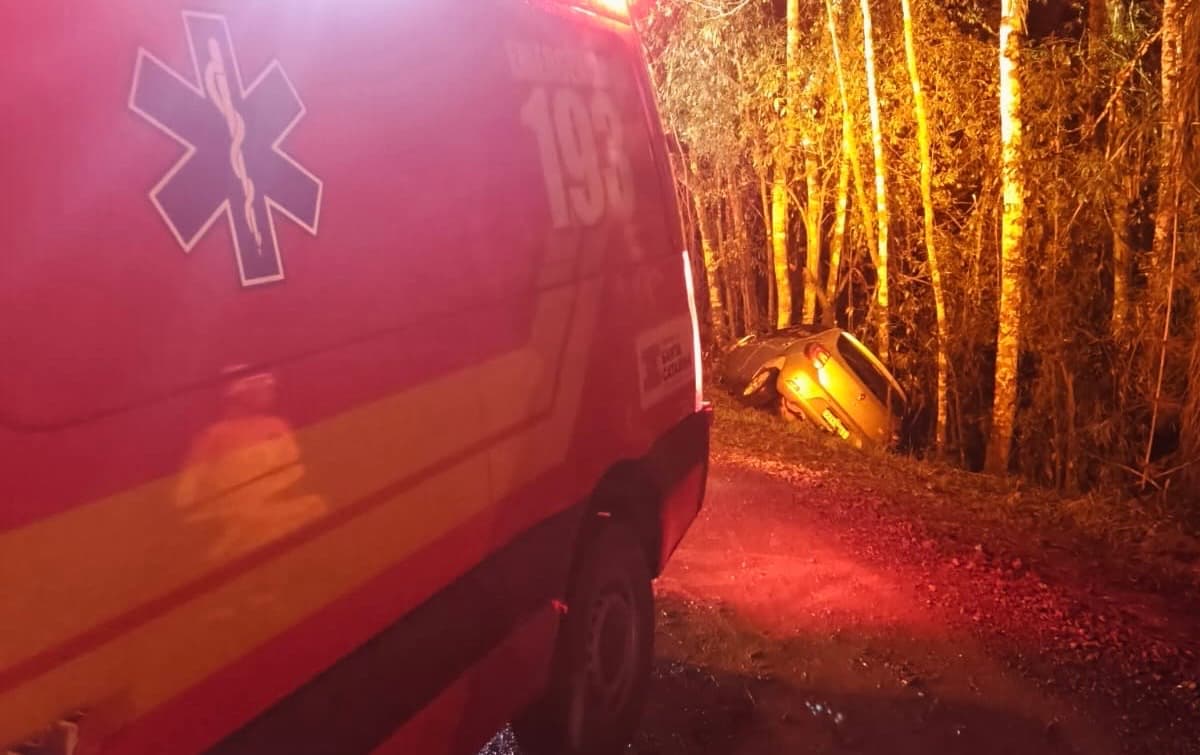 Carro sai da pista e deixa idoso de 80 anos ferido no Alto Vale