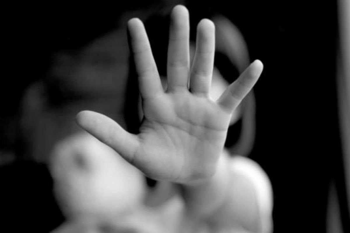 Adolescente estuprada por quatro homens foi largada sem roupas em rua de Criciúma