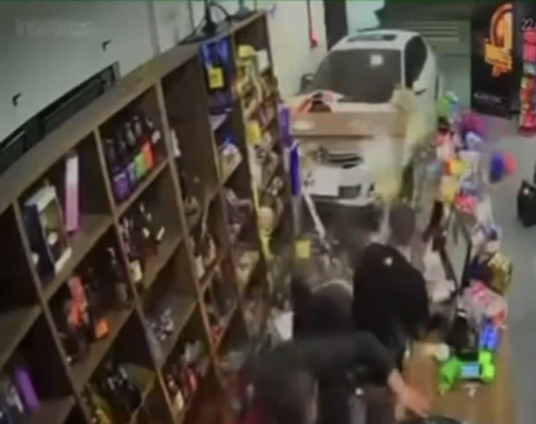 “Toda vida reto”: carro atravessa fachada de distribuidora de bebidas e motorista é preso na Grande Florianópolis