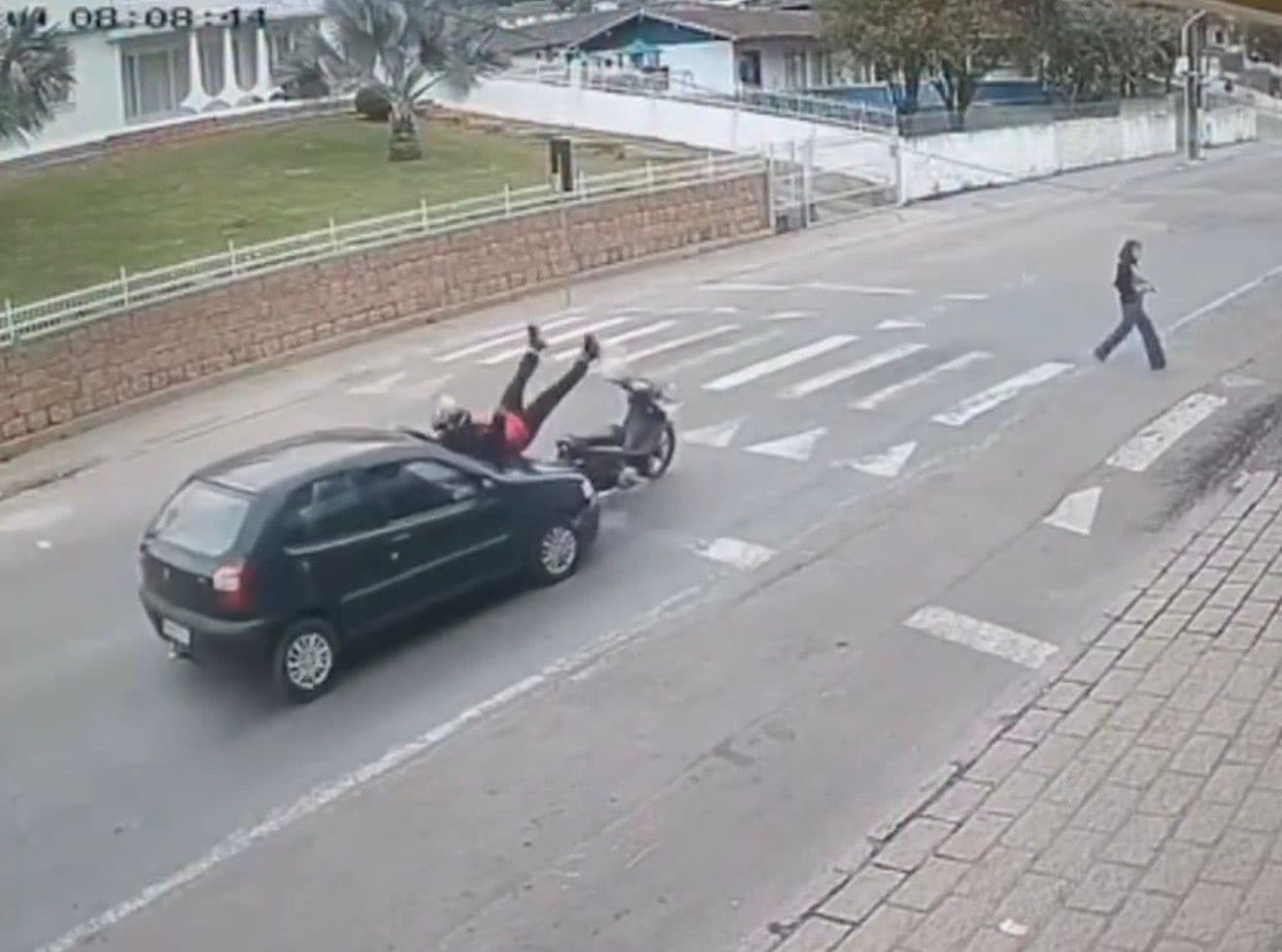 Motociclista para na faixa para pedestre atravessar e é atingido na “traseira” por carro em SC
