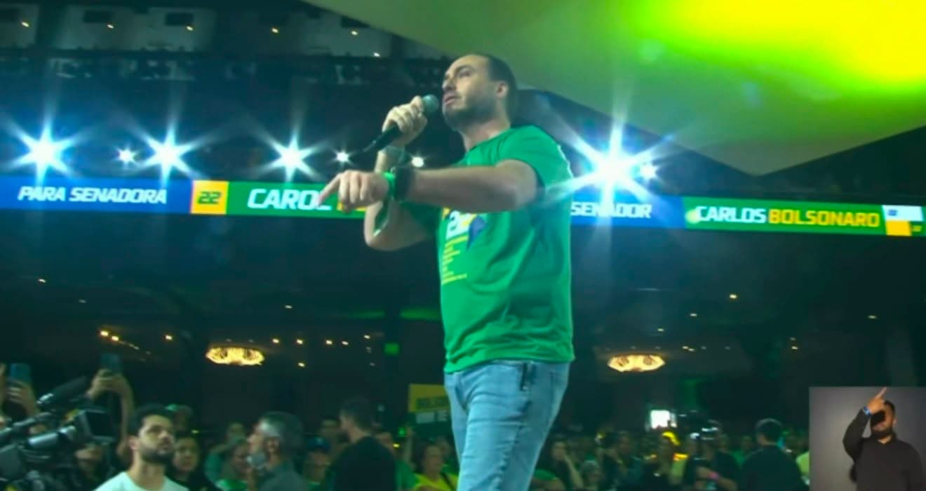 “Eu sou Jair Bolsonaro”, discursa Carlos ao ser oficializado candidato ao Senado pelo PL em SC