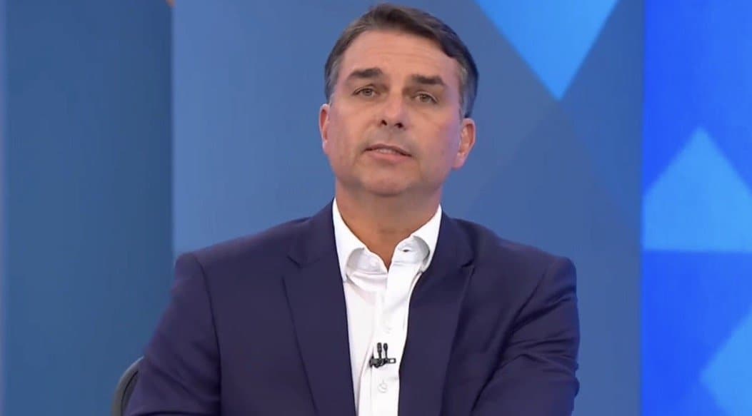 Flávio Bolsonaro rebate acusações e expõe patrocínios milionários do Banco Master à TV Globo
