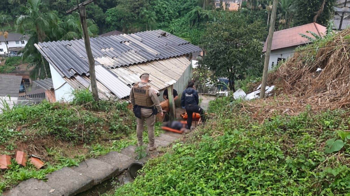 “Quase arrancaram a cabeça”: homem é encontrado degolado em escadaria de Guaramirim
