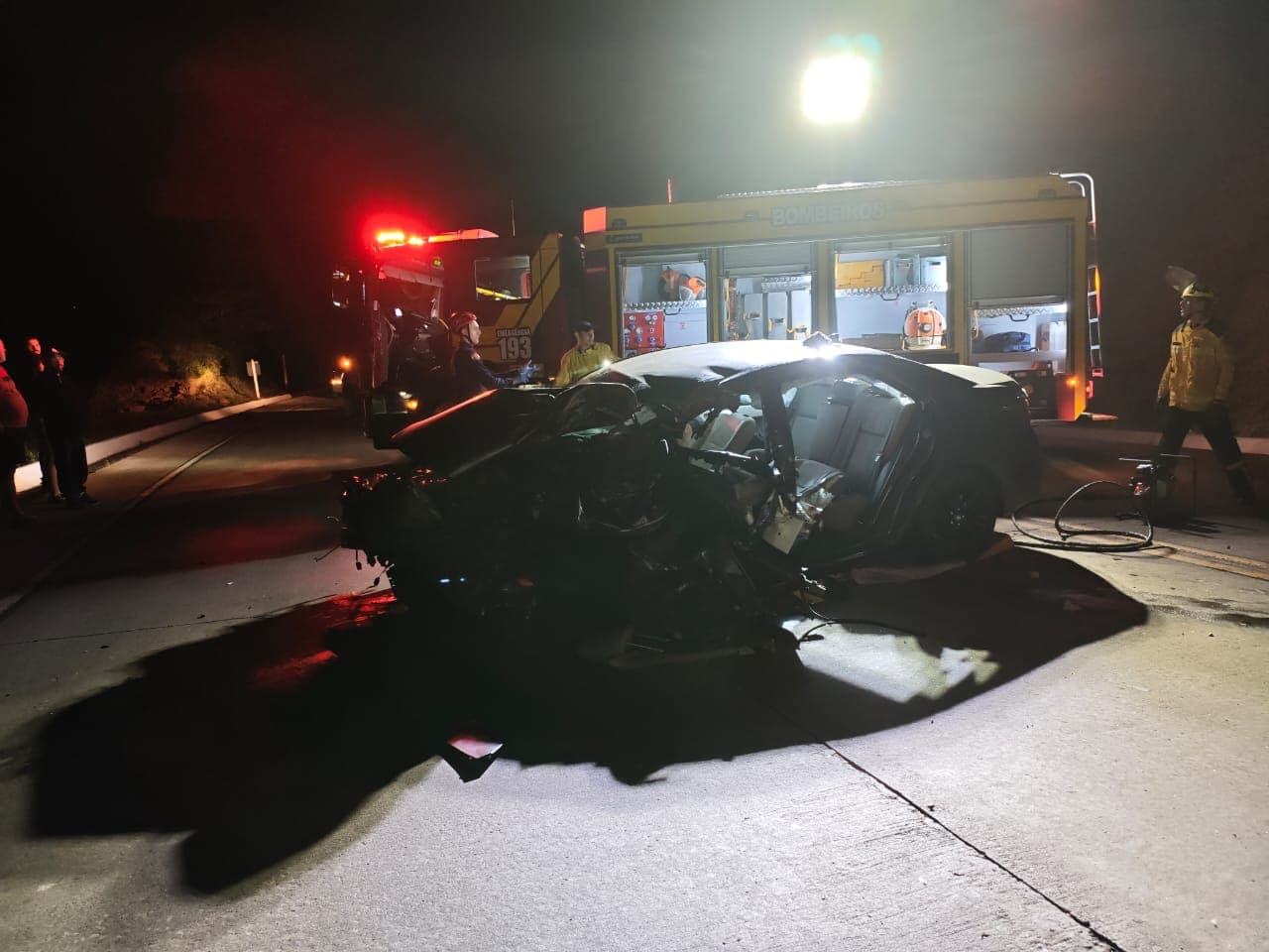 Motorista fica preso às ferragens após colisão frontal entre carro e caminhão na BR-163