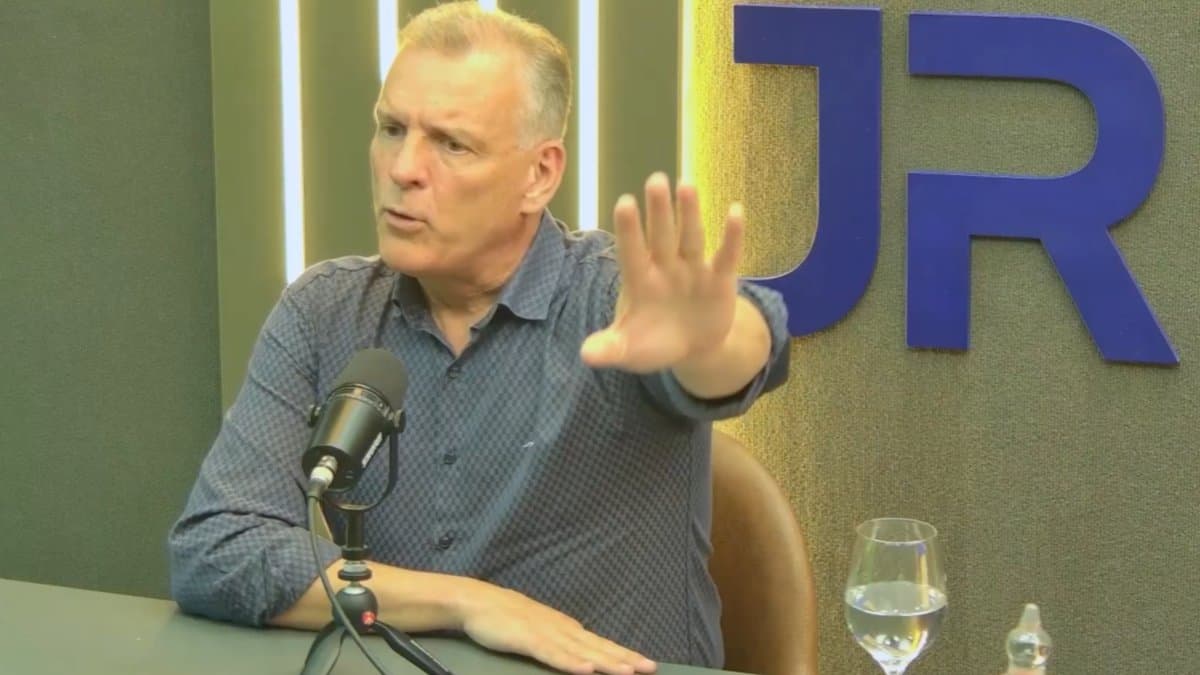 Paulo Eccel durante entrevista no estúdio do Jornal Razão