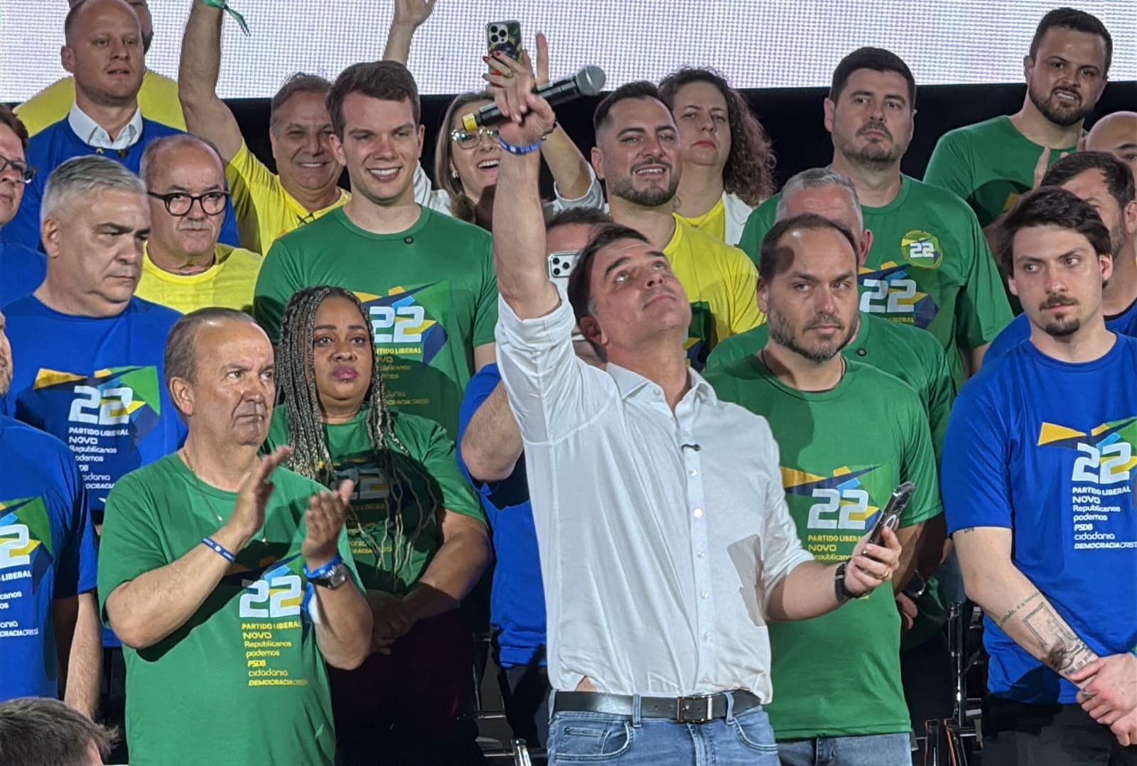 “Não vou ter pena de vagabundo”: Flávio Bolsonaro diz que presos serão obrigados a trabalhar