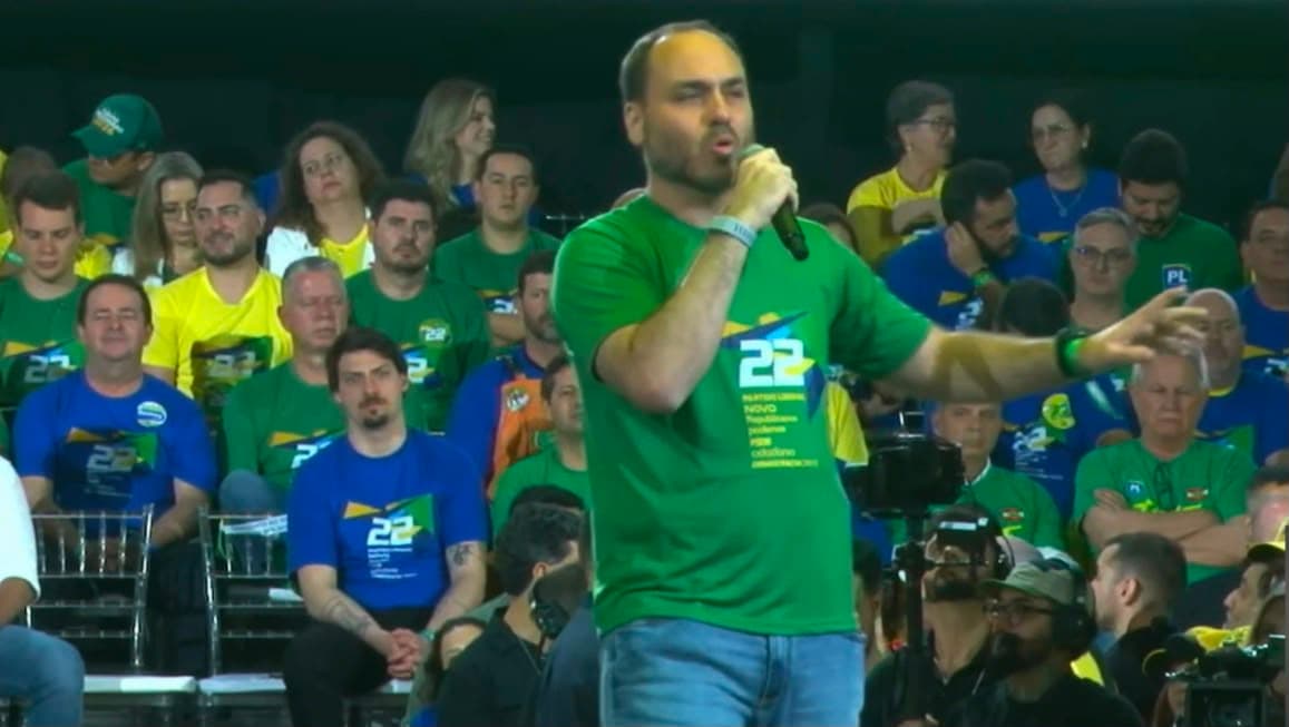 “Quando morrer vai pro mesmo buraco”, diz Carlos Bolsonaro aos que não votaram em 2022