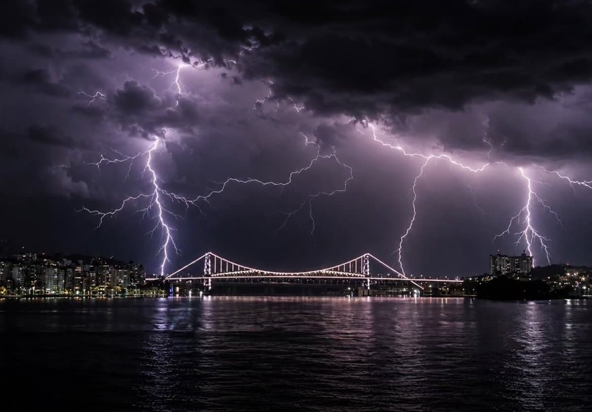 Raios sobre a ponte Hercílio Luz durante temporal em Florianópolis